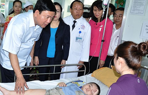 Bí thư Đinh La Thăng nghe bác sĩ hiến kế phát triển ngành y
