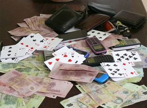 Trưởng công an xã đánh bạc chỉ bị đề nghị phạt tiền