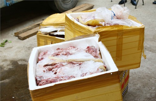 Bắt xe chở thịt đà điểu bốc mùi
