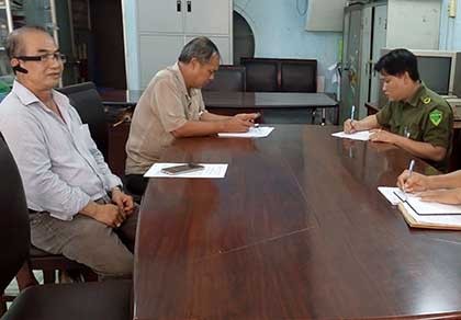 Hoãn xin lỗi vì… có luật sư, nhà báo!