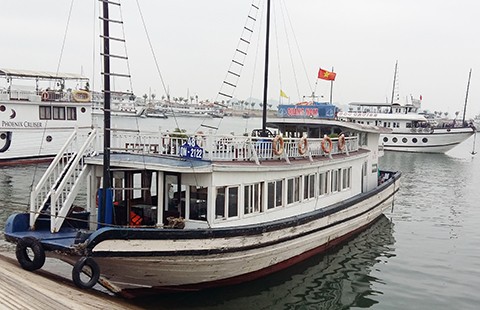 Chủ tàu du lịch bị ‘trói’ với người bán hàng rong