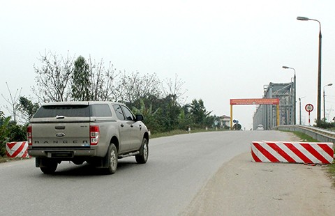 Dân bức xúc vì bị chặn cầu