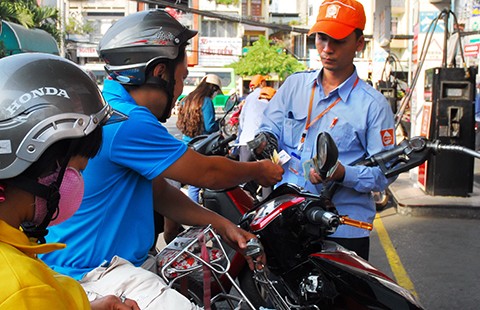 Phải trả 3.500 tỉ đồng thuế xăng dầu ‘móc túi’ của dân