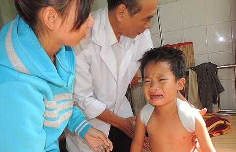 Cha đánh con trai sáu tuổi đến dập gan