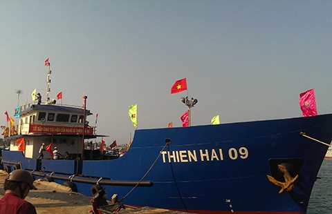 Bàn giao tàu hậu cần 250 tấn cho ngư dân Lý Sơn
