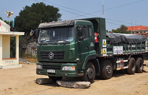 Dân ‘giam’ xe chở rác vì lo sợ ô nhiễm