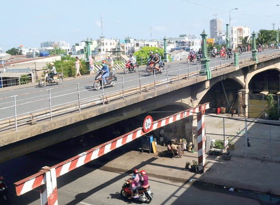 Mẹ đi tù, con nghỉ học ngang xương
