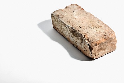 Ném gạch giấu tay trúng ngay chỗ hiểm