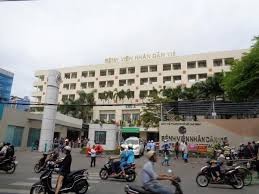 Nhánh cao su đâm vào hốc mắt, mổ bảy lần chưa khỏi