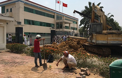 Dựng chướng ngại vật để ép trả nợ là sai