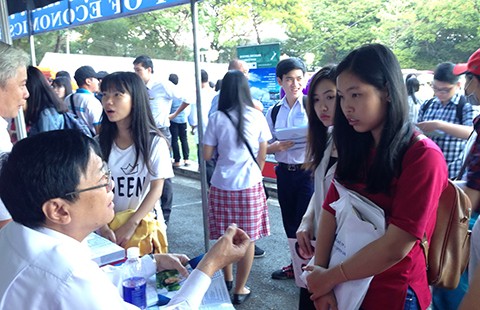 Có nên bỏ phần tự luận môn ngoại ngữ?