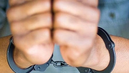 Xô CSGT, một thanh tra viên bị bắt