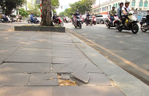 Chi 1.000 tỉ đồng lát đá vỉa hè: Người nghèo mua áo vest mặc chơi!