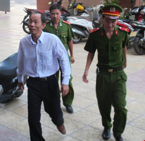 Nguyên trưởng công an huyện vụ ‘ăn chặn trầm kỳ’ được tại ngoại