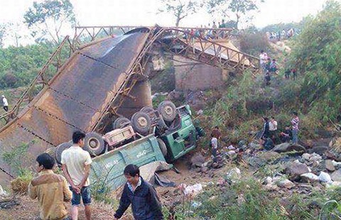 Xem xét khởi tố vụ xe tải làm sập cầu sắt ở Đắk Lắk