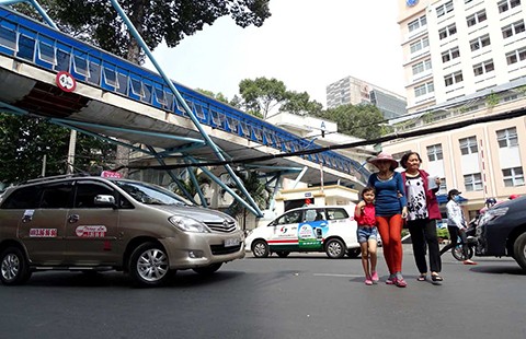 Đi bộ sai luật, sẽ bị phạt nghiêm!