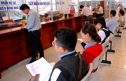 Giấy nhà đất: Dân gặp khó không biết kêu ai