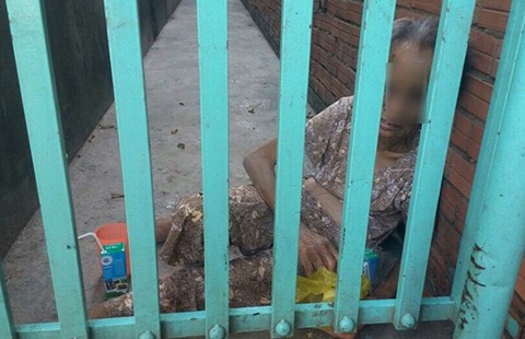 Con gái đánh mẹ già 70 tuổi vì ‘mẹ ngu’