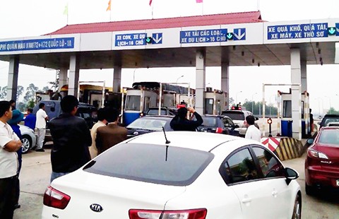 Trạm thu phí đặt không hợp lý, giao thông hỗn loạn