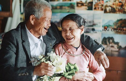 Bộ ảnh cưới tuổi 80 ở bãi sông Hồng