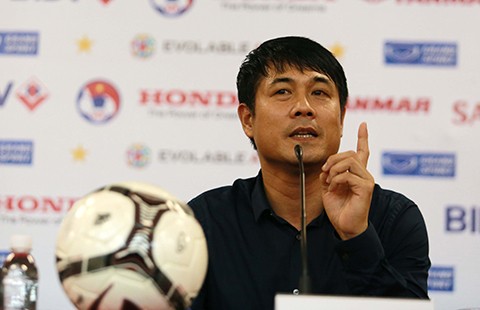‘Đừng ca ngợi cầu thủ Việt Nam như Messi, Ronaldo…’