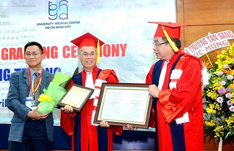 Phong hàm giáo sư danh dự cho ‘bác sĩ có phép lạ’