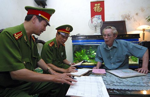 Cảnh sát khu vực kiểm tra hành chính như thế nào?