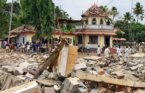 Đền thờ bắn pháo hoa trái phép làm chết 110 người