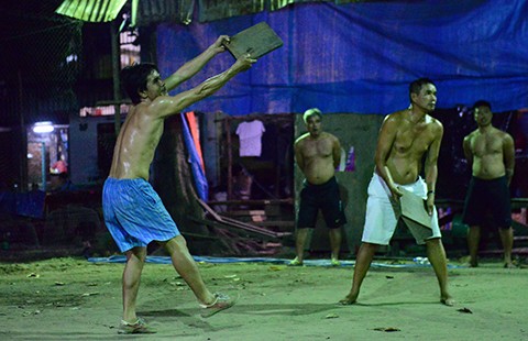 Đi xem bóng chuyền ‘đầu - cánh - cổ’ ở Sài Gòn