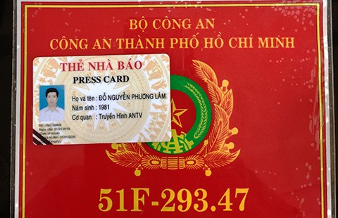 Gắn đèn ưu tiên, chìa thẻ nhà báo giả khi bị kiểm tra