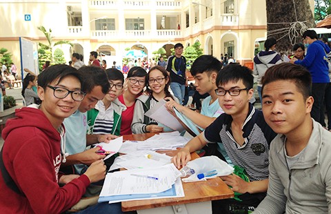 Khó cấm sinh viên bình luận dung tục