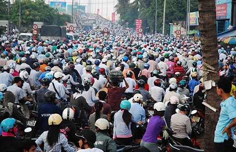 Sau kỳ nghỉ giỗ tổ Hùng Vương: TP.HCM xe ùn ứ cục bộ, Hà Nội đông đúc