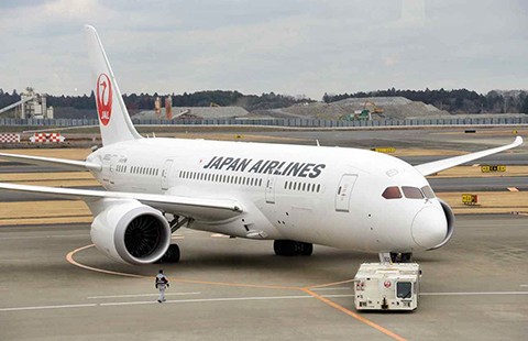 Máy bay Boeing 787 đang bay, động cơ ngưng chạy