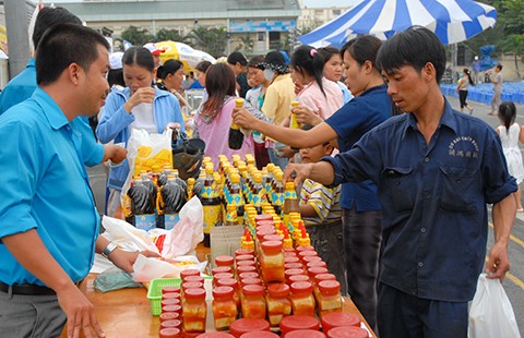 Nghịch lý: công nhân nơm nớp lo lương tăng