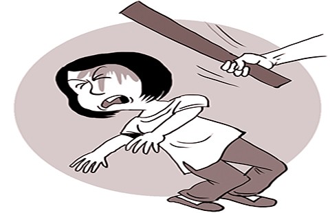 Bị bà hàng cá nện chày vì không mua mở hàng