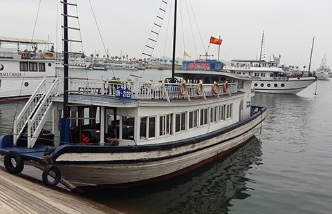 ‘Án tử’ cho tàu lưu trú đêm ở vịnh Hạ Long