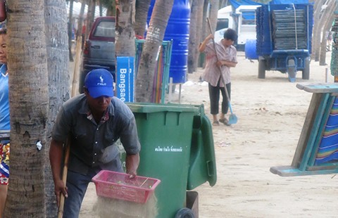 Rây cát làm sạch biển