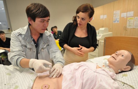 Thí điểm đưa điều dưỡng sang CHLB Đức làm việc
