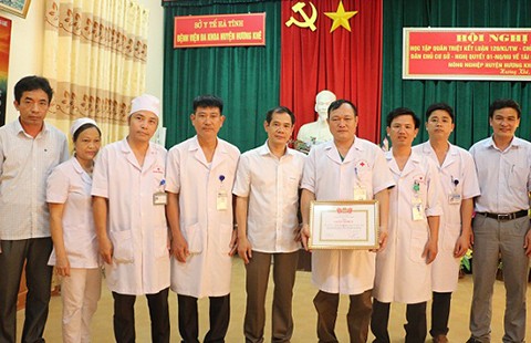 Khen thưởng bốn bác sĩ, điều dưỡng hiến máu cứu bệnh nhân bị trâu húc