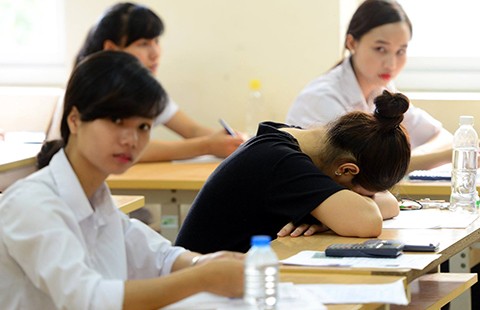 Một tháng thi thử một lần, học sinh bơ phờ