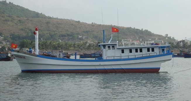 Tặng tàu cá 55.000 USD cho ngư dân bị tàu lạ đâm chìm