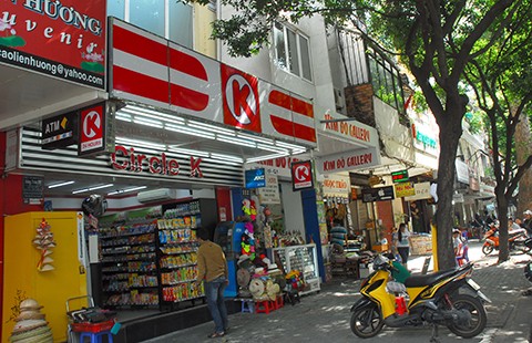 Đồng bộ biển hiệu: TP.HCM làm từ lâu!