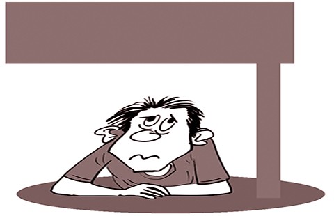 Bị bắt khi chui gầm giường