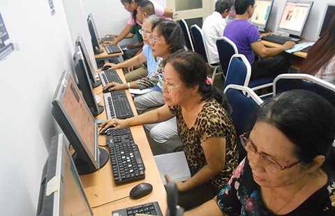 Người già Sài Gòn háo hức đi học Internet