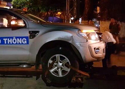 Tìm được ô tô tông xe cảnh sát rồi bỏ chạy