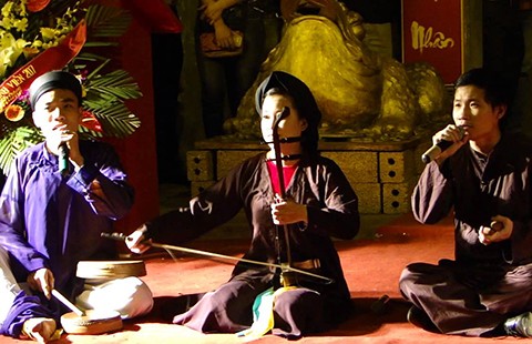 Người trẻ bịt mắt nghe xẩm, ngẫm đời