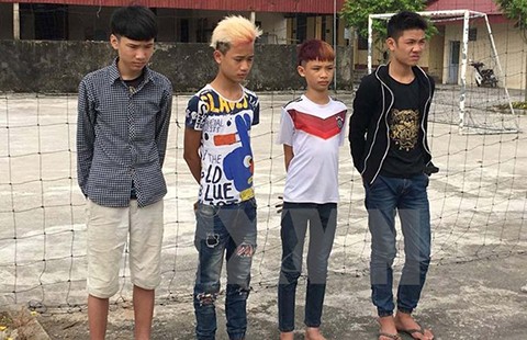 Phạt bốn học sinh ném đá vào ô tô trên cao tốc