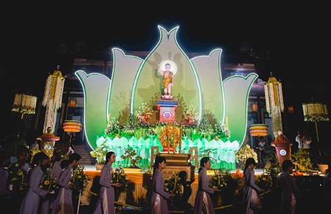 Hàng ngàn người tham gia lễ rước Phật tại Huế