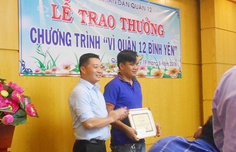 Thưởng và chăm lo người báo tin tội phạm