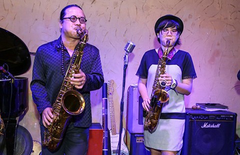 Trần Mạnh Tuấn và con gái trình diễn tại liên hoan nhạc jazz